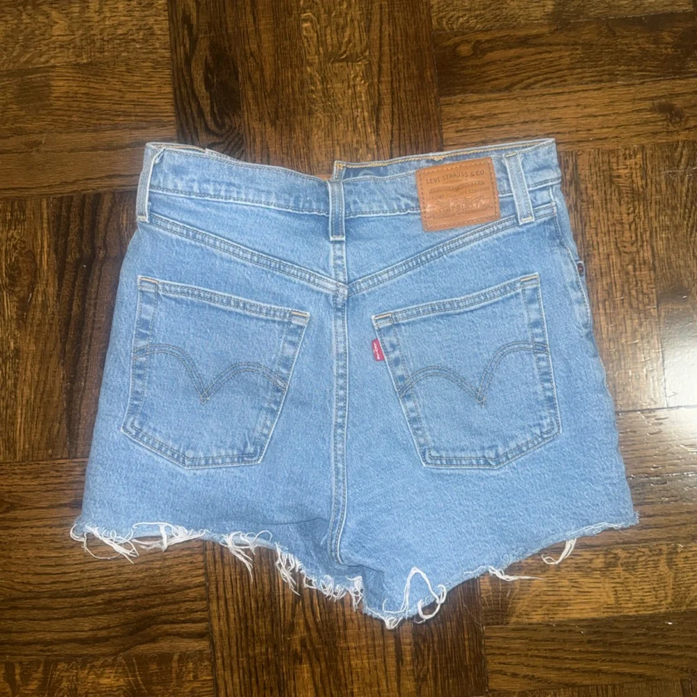 Levi’s Ribcage Straight Denim Shorts